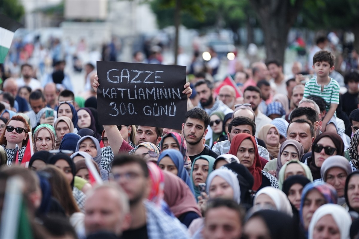 Filistin İnisiyatifi üyeleri, Gazze'de 300 gündür katliamını sürdüren İsrail'i Fatih'te protesto...