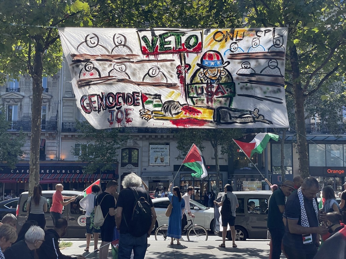 Fransa'nın başkenti Paris'te Filistin'e destek gösterisi yapıldı. Paris'in simgesel Cumhuriyet...