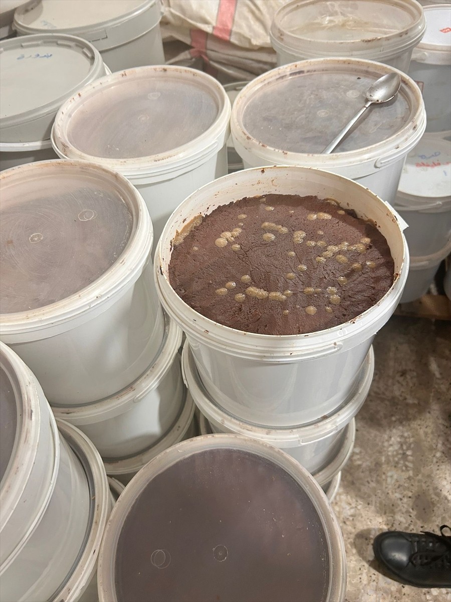 Gaziantep'te bozulmuş ve tarihi geçmiş 10 teneke zeytinyağı, 150 kilogram salça ve 900 kilogram...