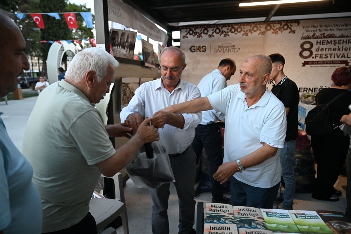 Gaziantep'te düzenlenen 8. Hemşehri Dernekleri Festivali kapsamında bir araya gelen Birecik Kültür...