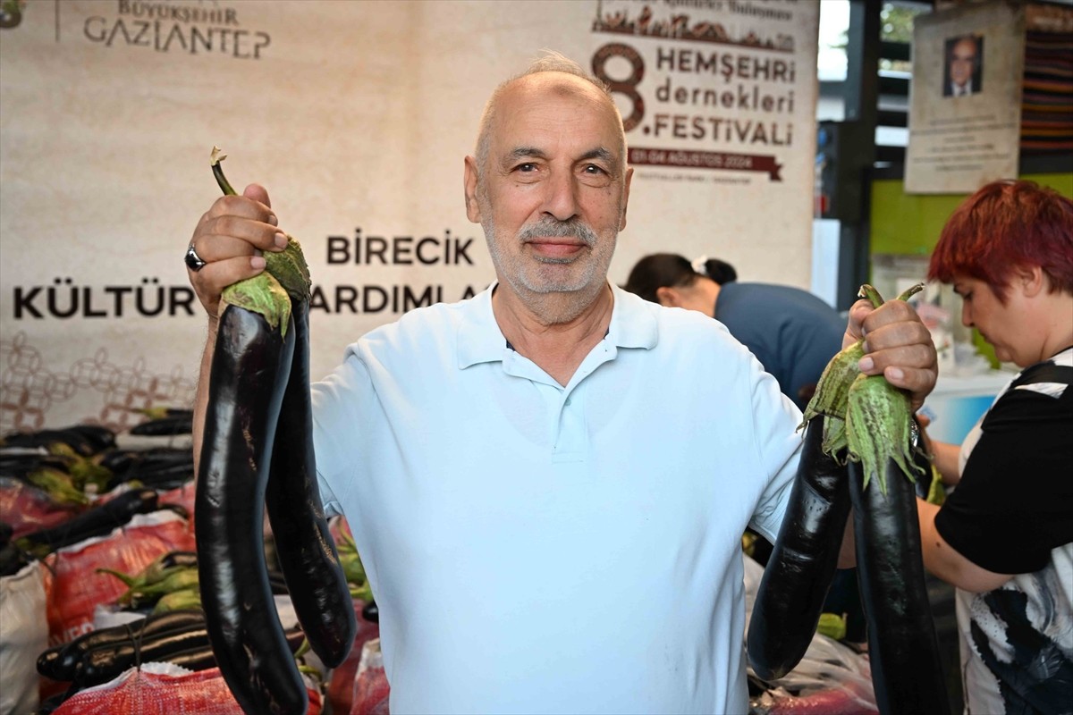 Gaziantep'te düzenlenen 8. Hemşehri Dernekleri Festivali kapsamında bir araya gelen Birecik Kültür...