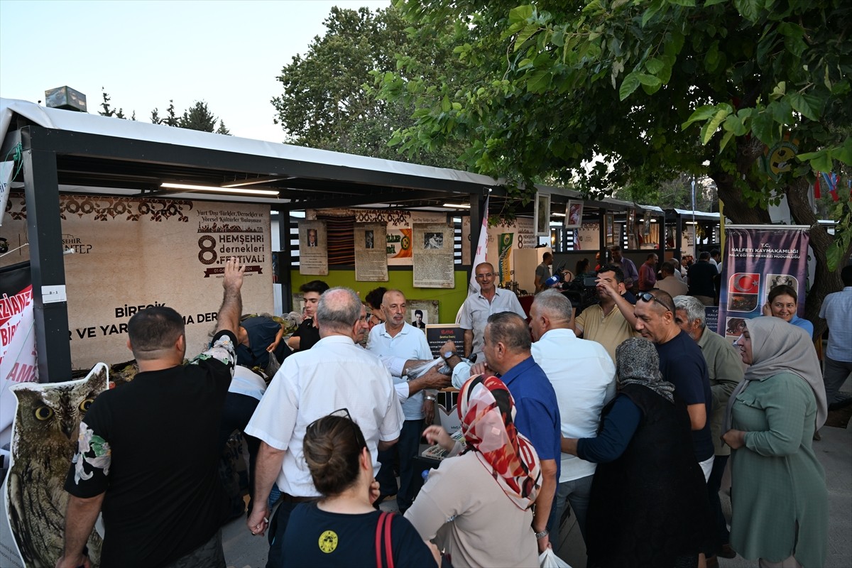 Gaziantep'te düzenlenen 8. Hemşehri Dernekleri Festivali kapsamında bir araya gelen Birecik Kültür...