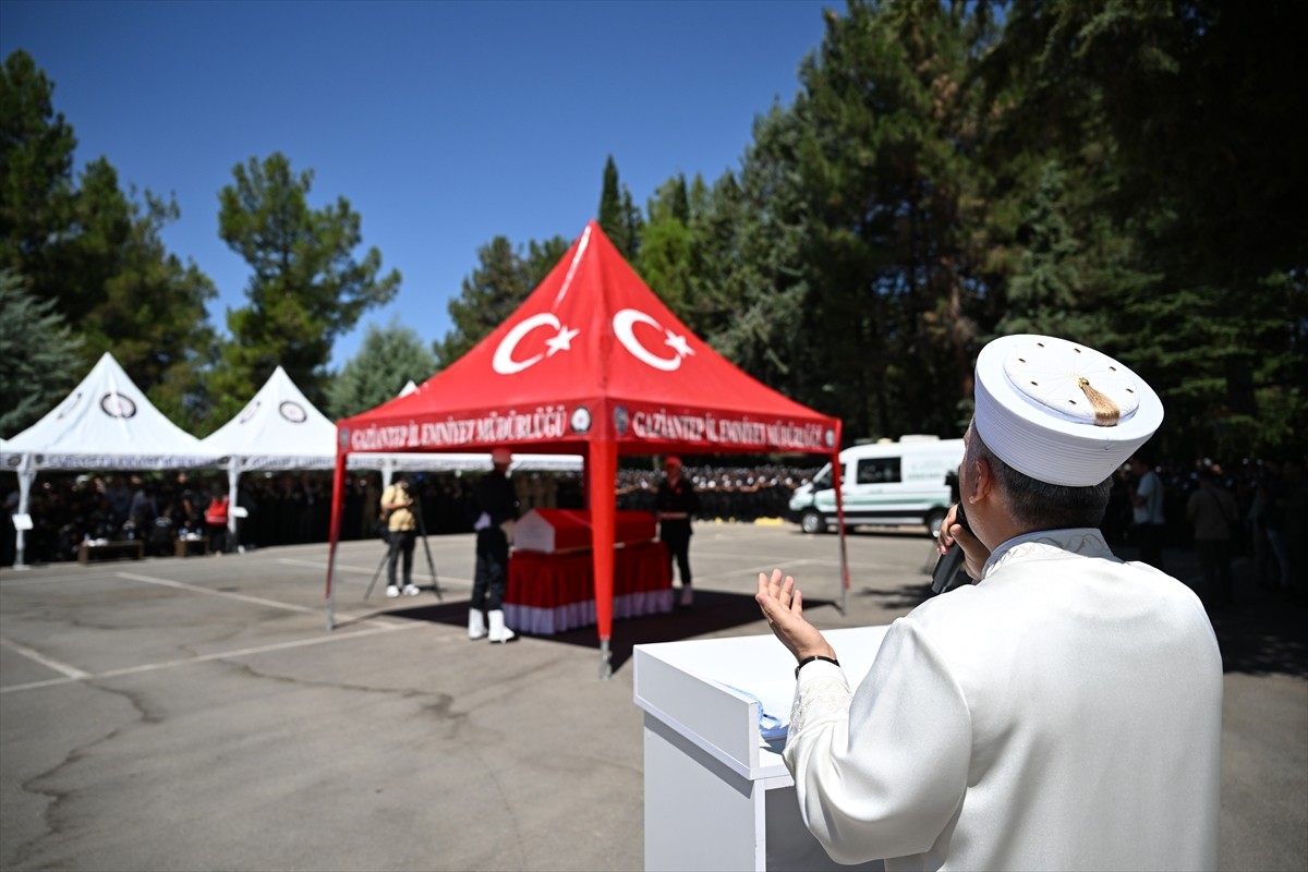 Gaziantep'te eğitim sırasında gaz tüfeği kapsülü yüzüne çarpan ve şehit olan polis memuru Halil...