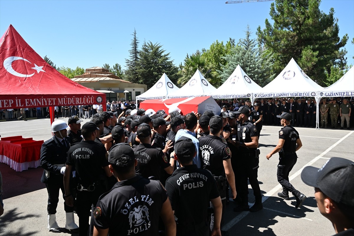 Gaziantep'te eğitim sırasında gaz tüfeği kapsülü yüzüne çarpan ve şehit olan polis memuru Halil...