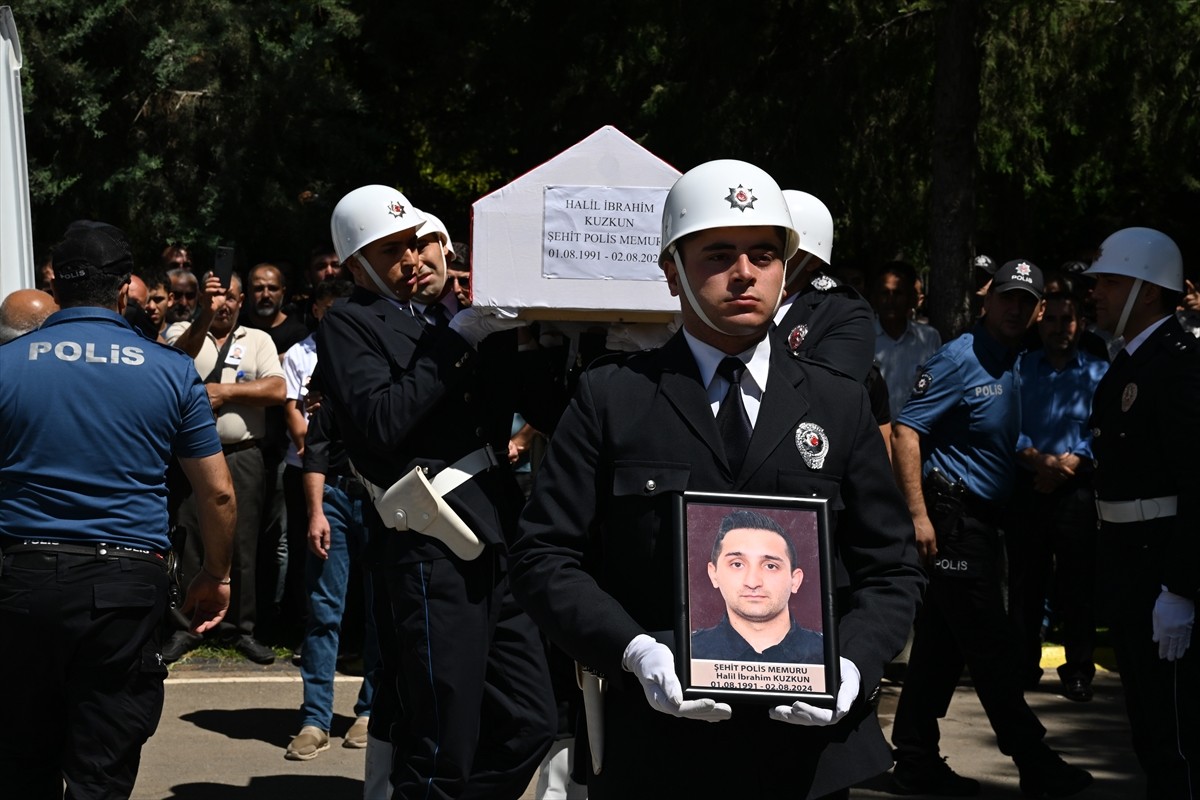 Gaziantep'te eğitim sırasında gaz tüfeği kapsülü yüzüne çarpan ve şehit olan polis memuru Halil...
