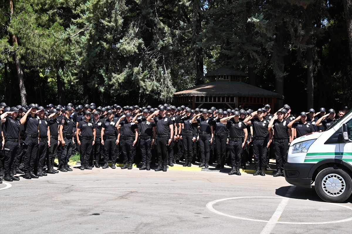 Gaziantep'te eğitim sırasında gaz tüfeği kapsülü yüzüne çarpan ve şehit olan polis memuru Halil...