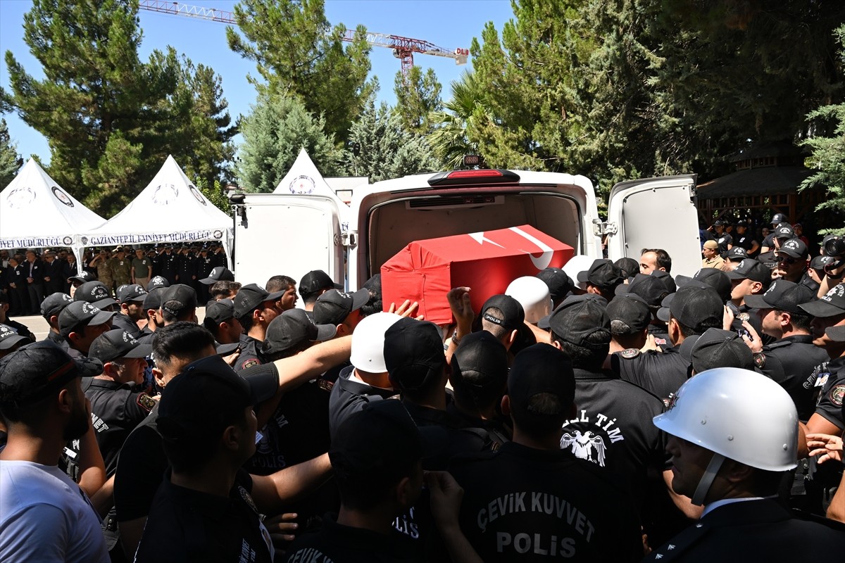 Gaziantep'te eğitim sırasında gaz tüfeği kapsülü yüzüne çarpan ve şehit olan polis memuru Halil...