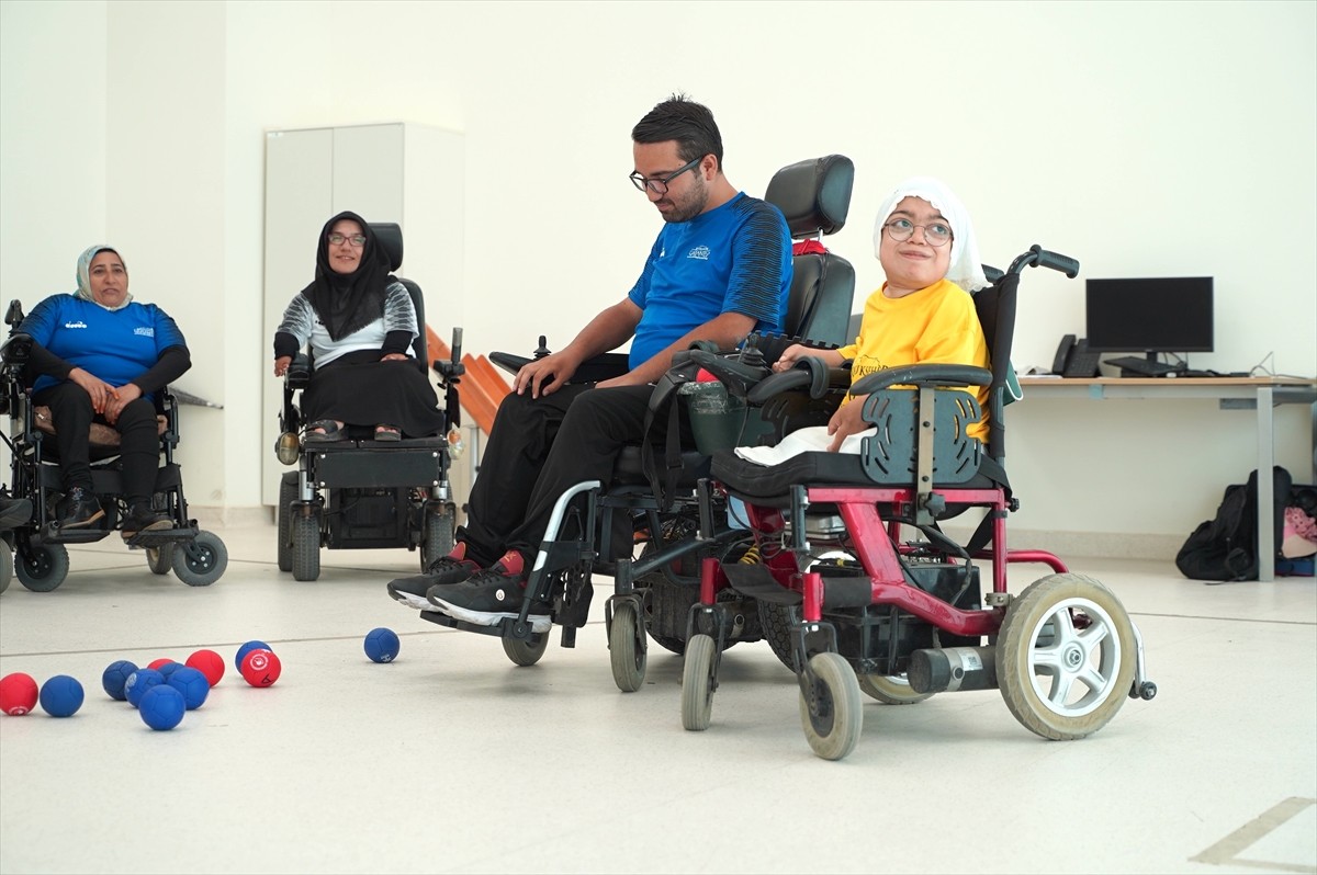 Gaziantep Boccia Takımı'nın kas hastası sporcuları, yaptıkları branşla "sosyalleşiyor ve hayata...