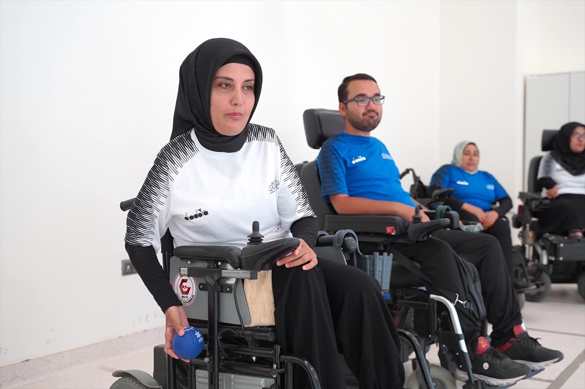 Gaziantep Boccia Takımı'nın kas hastası sporcuları, yaptıkları branşla "sosyalleşiyor ve hayata...