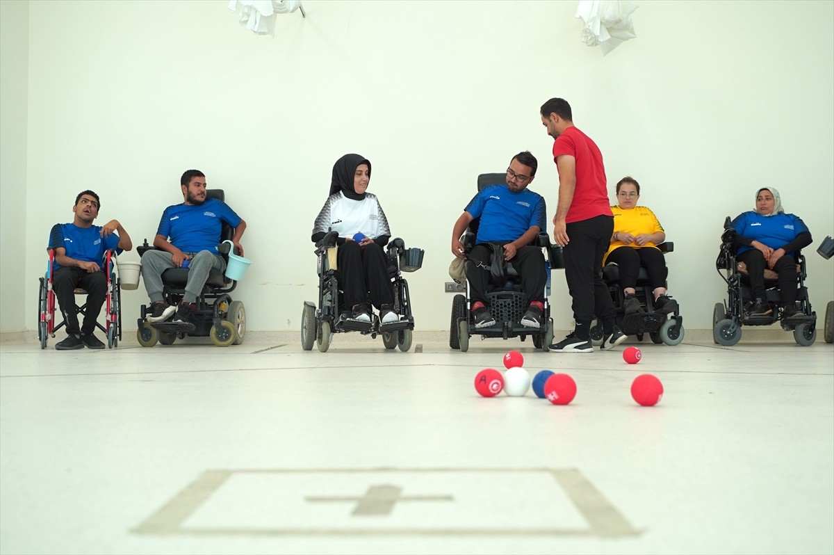 Gaziantep Boccia Takımı'nın kas hastası sporcuları, yaptıkları branşla "sosyalleşiyor ve hayata...