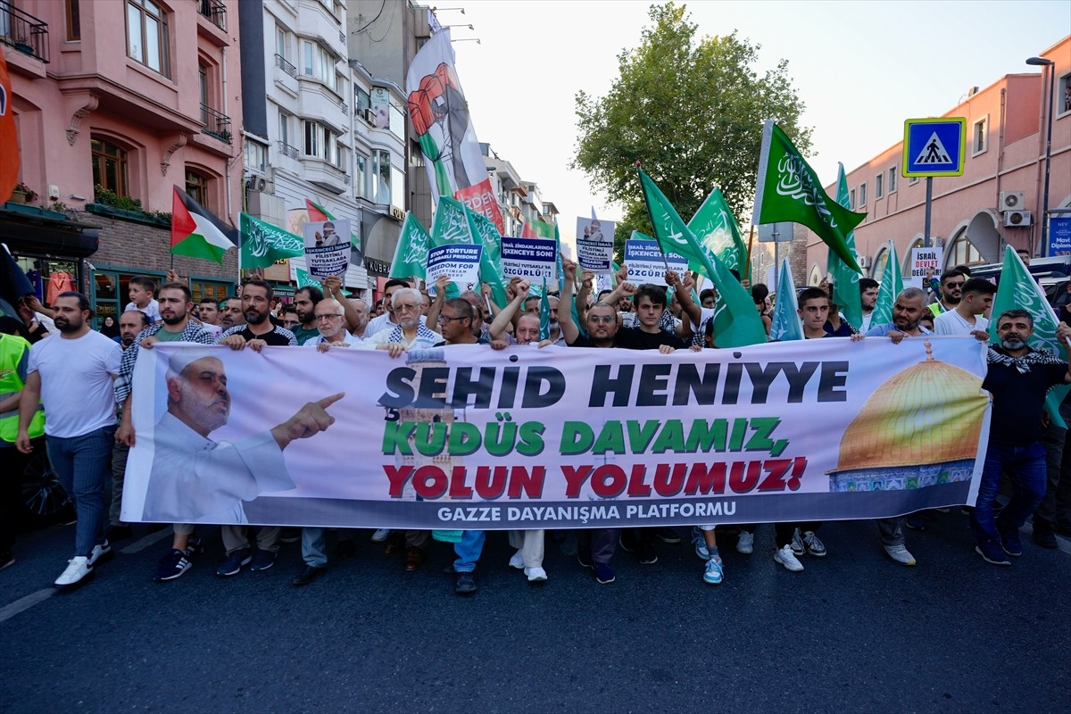 Gazze Dayanışma Platformu üyeleri, İsrail'in saldırdığı Gazze'ye destek için Fatih Camisi'nden...