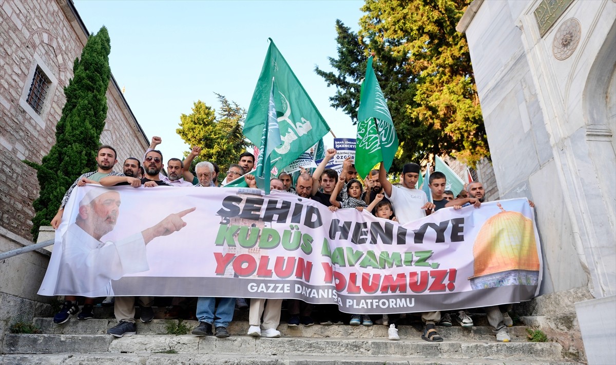 Gazze Dayanışma Platformu üyeleri, İsrail'in saldırdığı Gazze'ye destek için Fatih Camisi'nden...