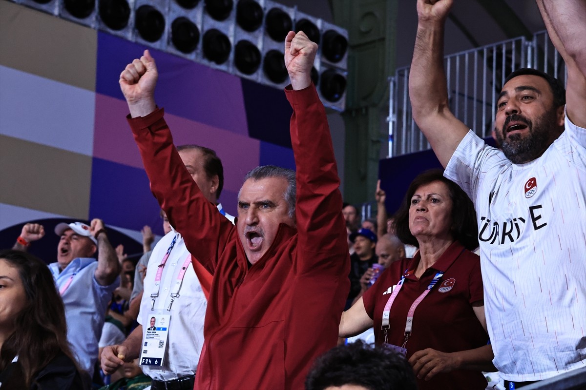 Gençlik ve Spor Bakanı Osman Aşkın Bak, Paris 2024 Olimpiyatları'nda bronz madalya kazanan milli...