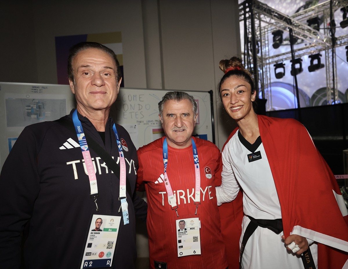 Gençlik ve Spor Bakanı Osman Aşkın Bak, Paris 2024 Olimpiyatları'nda bronz madalya kazanan milli...