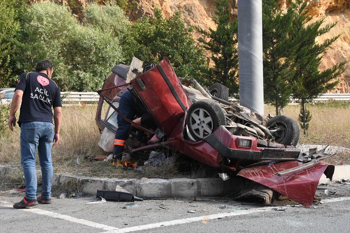 Gümüşhane'de meydana gelen trafik kazasında 1 kişi öldü, 3'ü çocuk 9 kişi yaralandı.