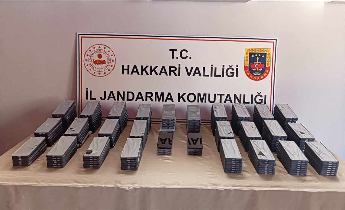 Hakkari'de düzenlenen operasyonda, gümrük kaçağı olduğu tespit edilen 11 bin 455 paket sigara, 75...