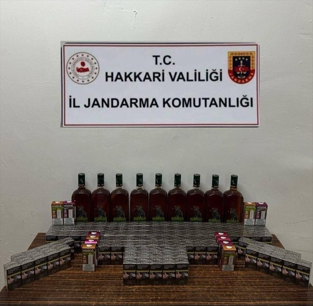 Hakkari'de düzenlenen operasyonda, gümrük kaçağı olduğu tespit edilen 11 bin 455 paket sigara, 75...
