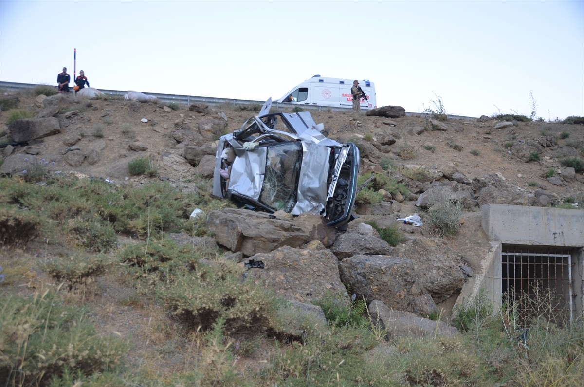Hakkari'nin Yüksekova ilçesinde şarampole devrilen otomobildeki İranlı uyruklu 1 kişi öldü, 3 kişi...