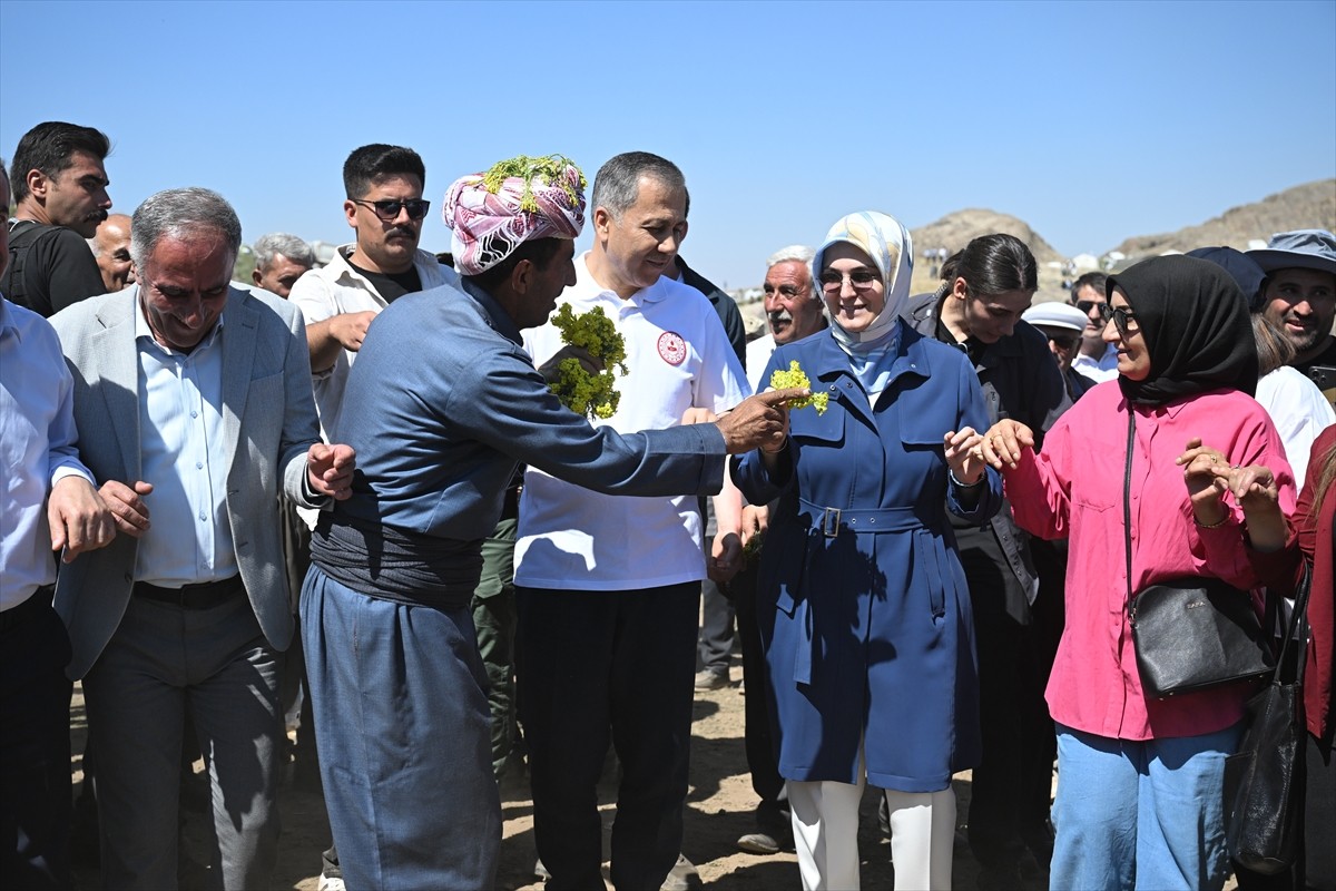 Hakkari'nin Yüksekova ilçesindeki 3 bin 400 rakımlı Sat Buzul Gölleri'nde düzenlenen "6. Cilo...