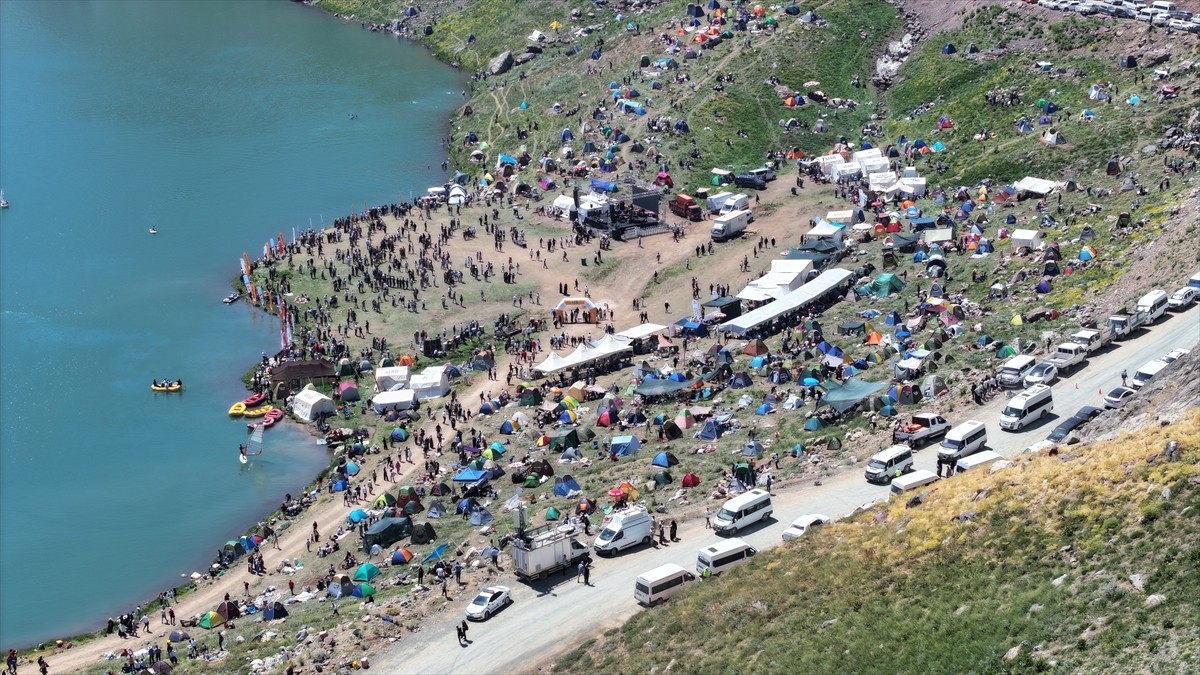  Hakkari'nin Yüksekova ilçesindeki 3 bin 400 rakımlı Sat Buzul Gölleri'nde düzenlenen "6. Cilo...