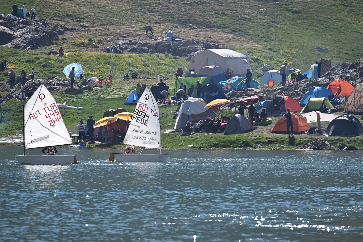 Hakkari'nin Yüksekova ilçesindeki 3 bin 400 rakımlı Sat Buzul Gölleri'nde düzenlenen "6. Cilo...