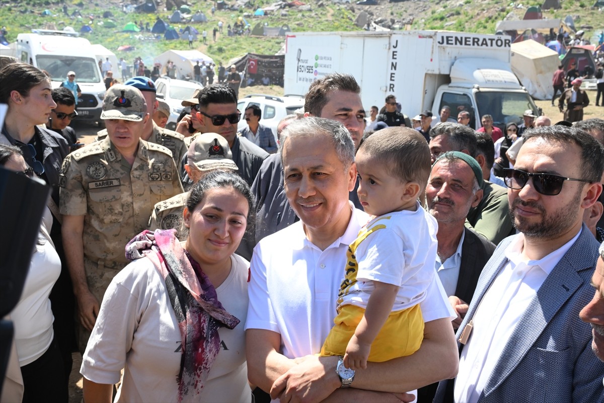 Hakkari'nin Yüksekova ilçesindeki 3 bin 400 rakımlı Sat Buzul Gölleri'nde düzenlenen "6. Cilo...