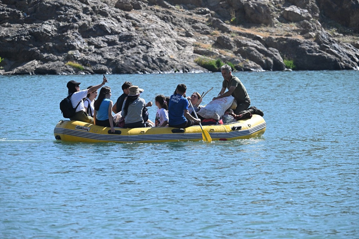  Hakkari'nin Yüksekova ilçesindeki 3 bin 400 rakımlı Sat Buzul Gölleri'nde düzenlenen "6. Cilo...