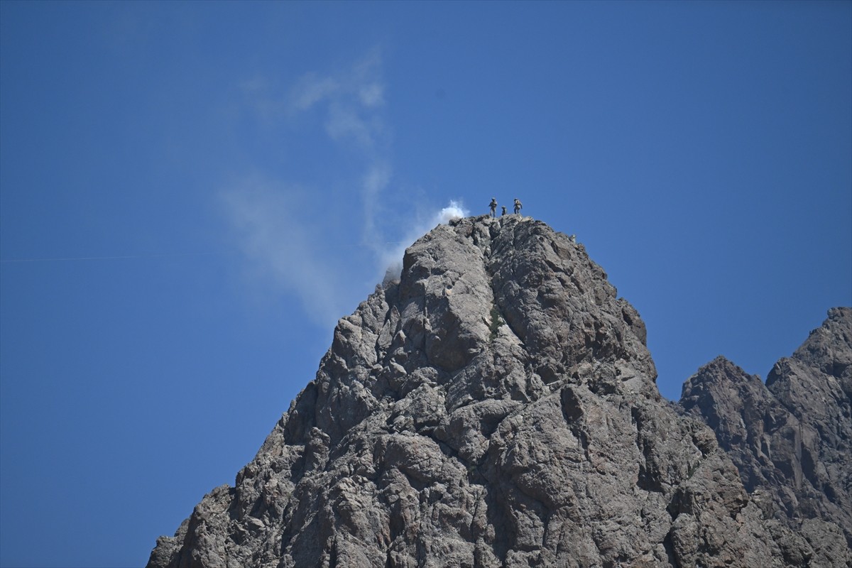 Hakkari'nin Yüksekova ilçesindeki 3 bin 400 rakımlı Sat Buzul Gölleri'nde düzenlenen "6. Cilo...
