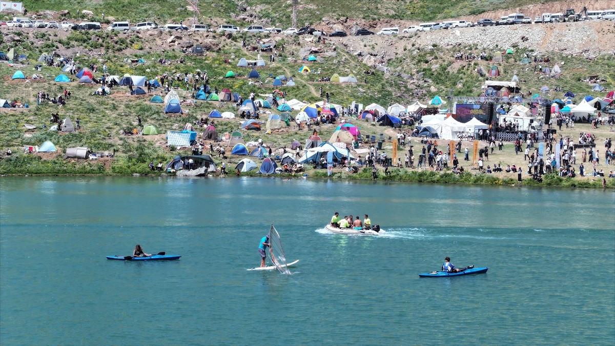  Hakkari'nin Yüksekova ilçesindeki 3 bin 400 rakımlı Sat Buzul Gölleri'nde düzenlenen "6. Cilo...
