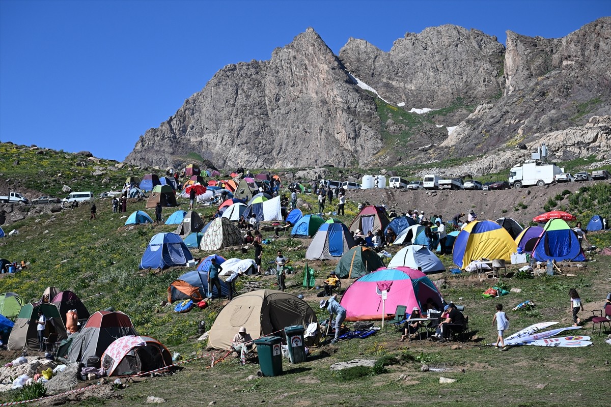  Hakkari'nin Yüksekova ilçesindeki 3 bin 400 rakımlı Sat Buzul Gölleri'nde düzenlenen "6. Cilo...