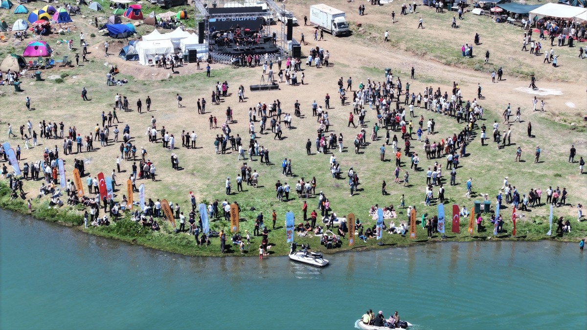  Hakkari'nin Yüksekova ilçesindeki 3 bin 400 rakımlı Sat Buzul Gölleri'nde düzenlenen "6. Cilo...