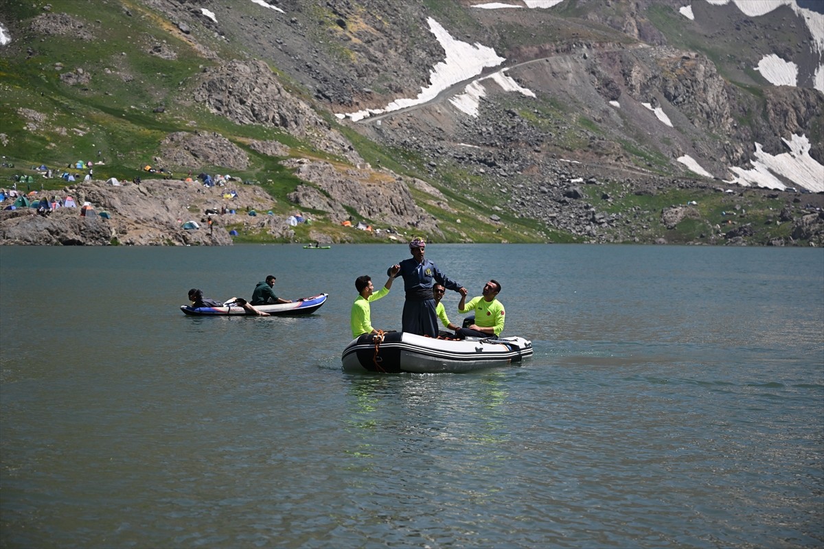 Hakkari'nin Yüksekova ilçesindeki 3 bin 400 rakımlı Sat Buzul Gölleri'nde düzenlenen "6. Cilo...