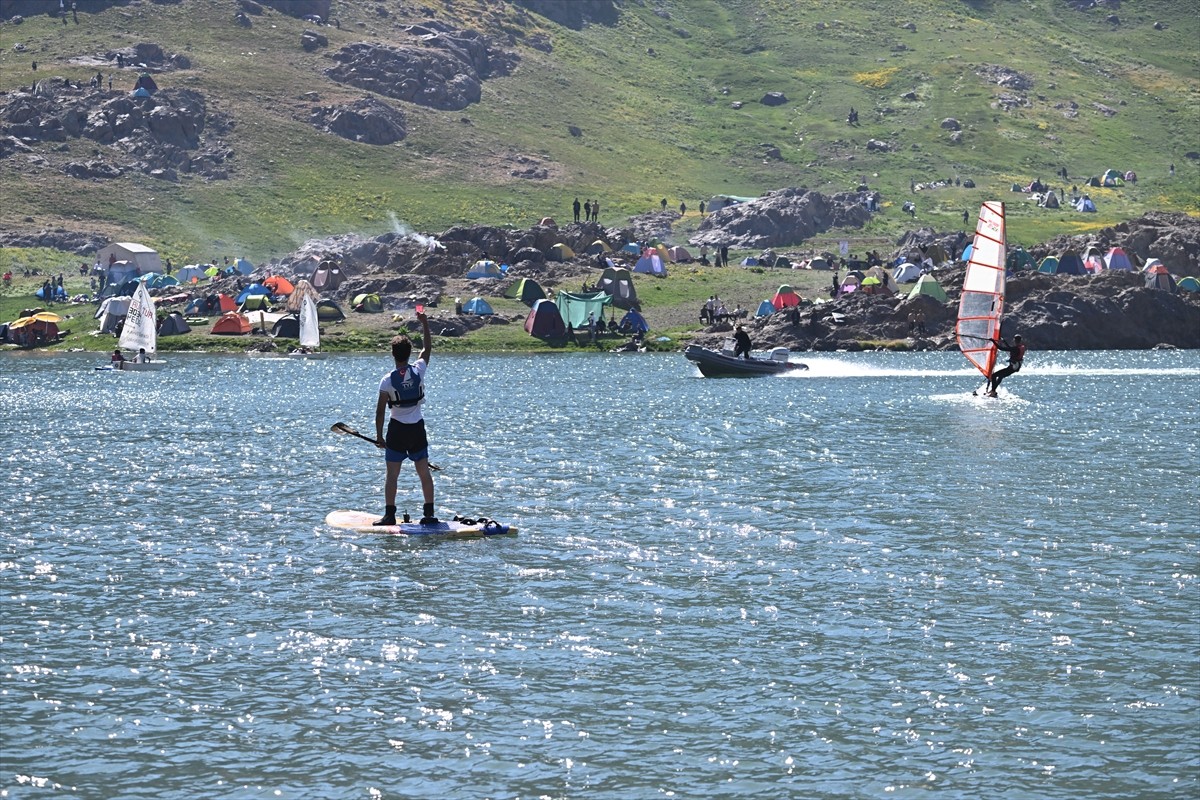  Hakkari'nin Yüksekova ilçesindeki 3 bin 400 rakımlı Sat Buzul Gölleri'nde düzenlenen "6. Cilo...