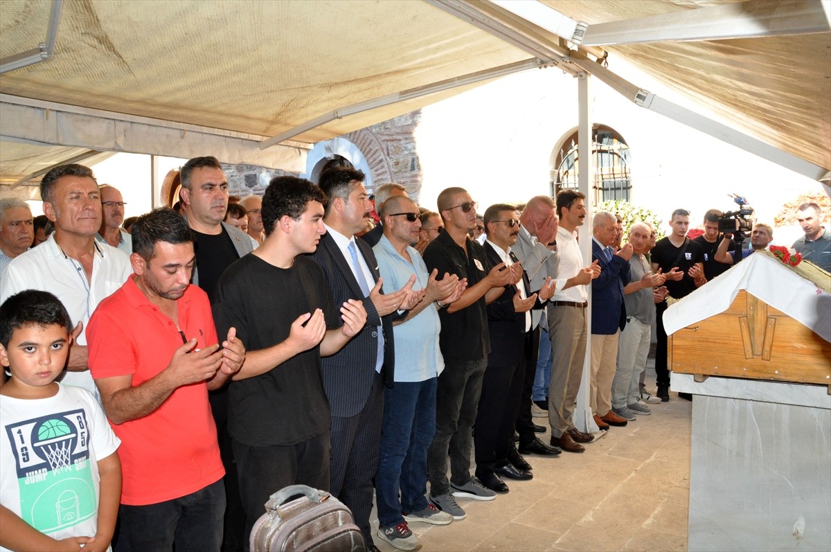 Halı saha maçında geçirdiği kalp krizi nedeniyle kaldırıldığı hastanede yaşamını yitiren Bursa'nın...