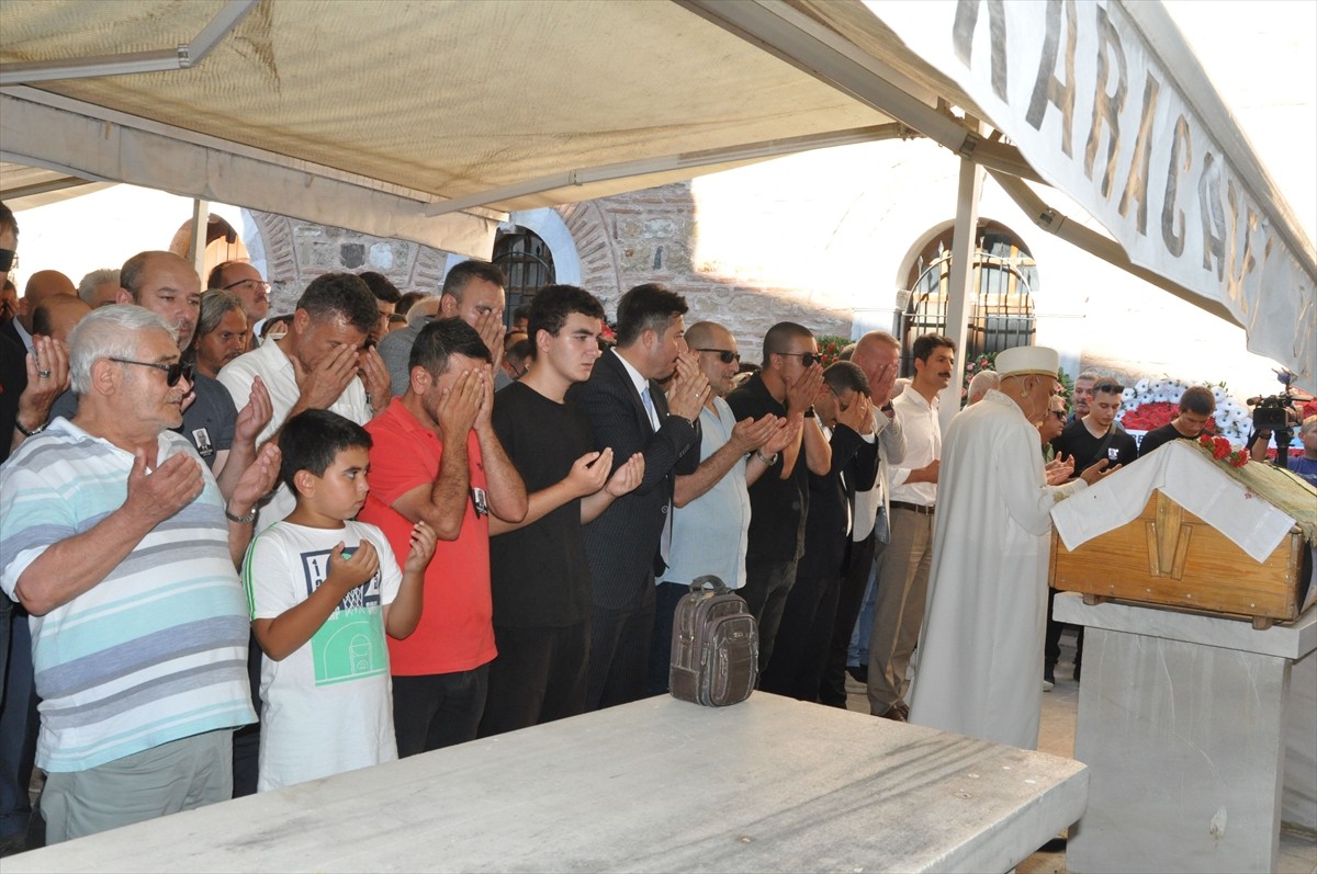 Halı saha maçında geçirdiği kalp krizi nedeniyle kaldırıldığı hastanede yaşamını yitiren Bursa'nın...