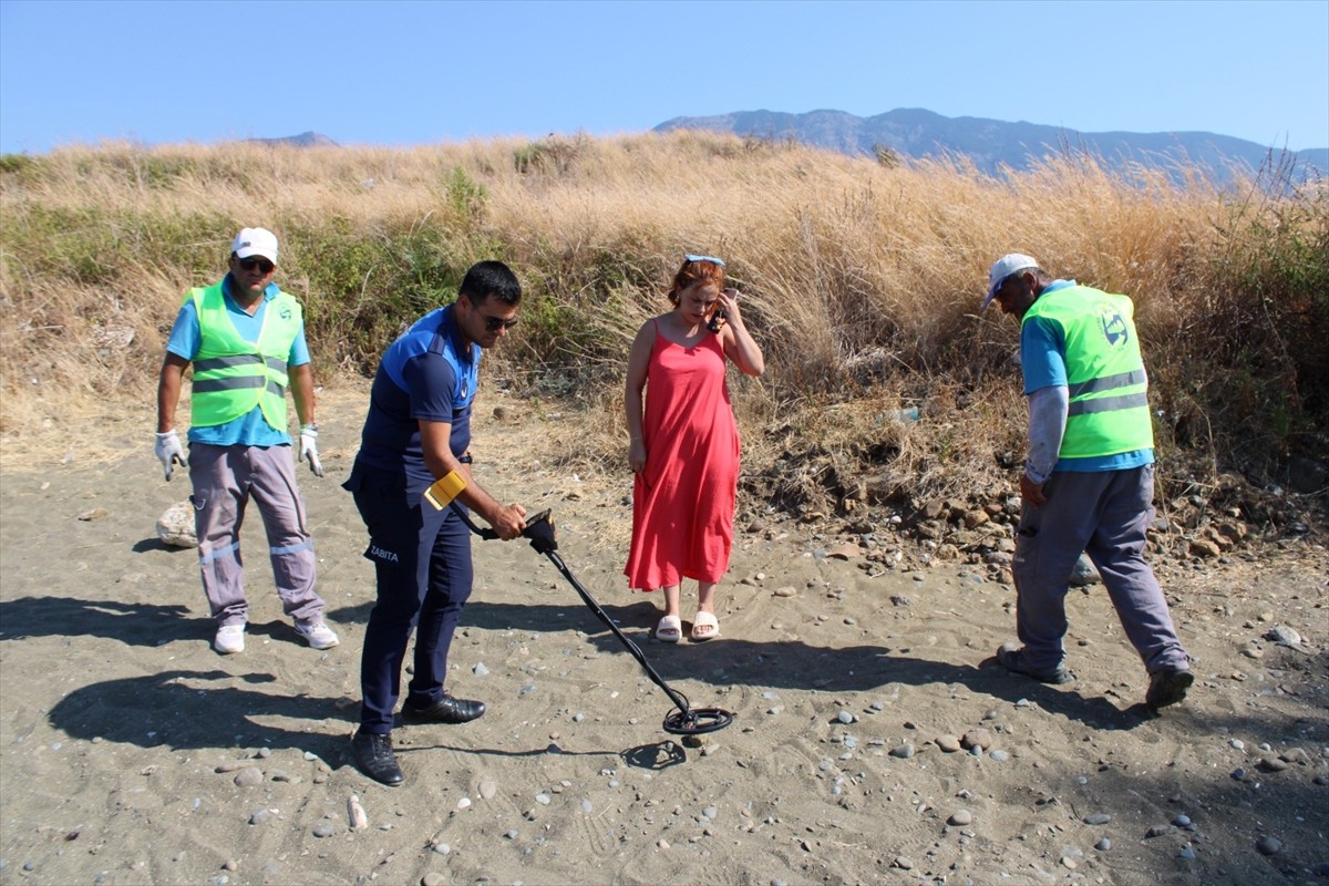Hatay'ın Arsuz ilçesinde bir kadının, depremde ölen annesinden hatıra kalan yüzüğü sahilde...
