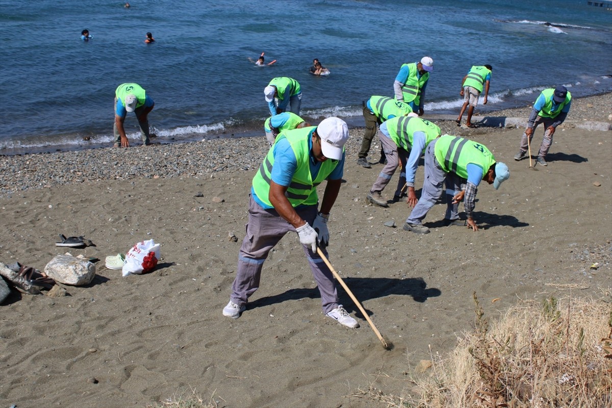 Hatay'ın Arsuz ilçesinde bir kadının, depremde ölen annesinden hatıra kalan yüzüğü sahilde...