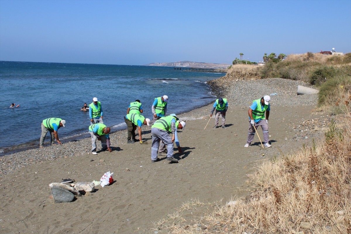 Hatay'ın Arsuz ilçesinde bir kadının, depremde ölen annesinden hatıra kalan yüzüğü sahilde...