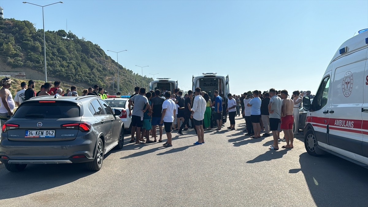 Hatay'ın Arsuz ilçesinde girdikleri denizde akıntıya kapılan 5 kişiden 2'si hayatını...