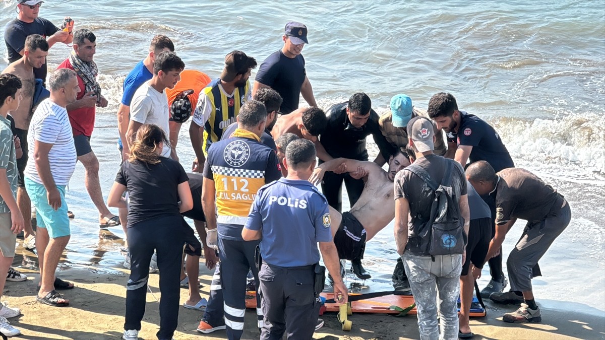 Hatay'ın Arsuz ilçesinde girdikleri denizde akıntıya kapılan 5 kişiden 2'si hayatını...