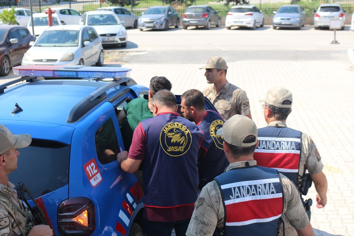 Hatay'ın Belen ilçesinde, bir kişinin ormanlık alanda bıçaklanarak öldürülmüş halde bulunmasıyla...