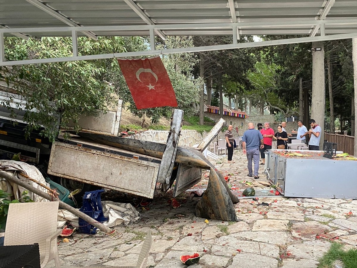 Hatay'ın Belen ilçesinde, freni arızalanan karpuz yüklü kamyonet bir kooperatifin bahçesine...
