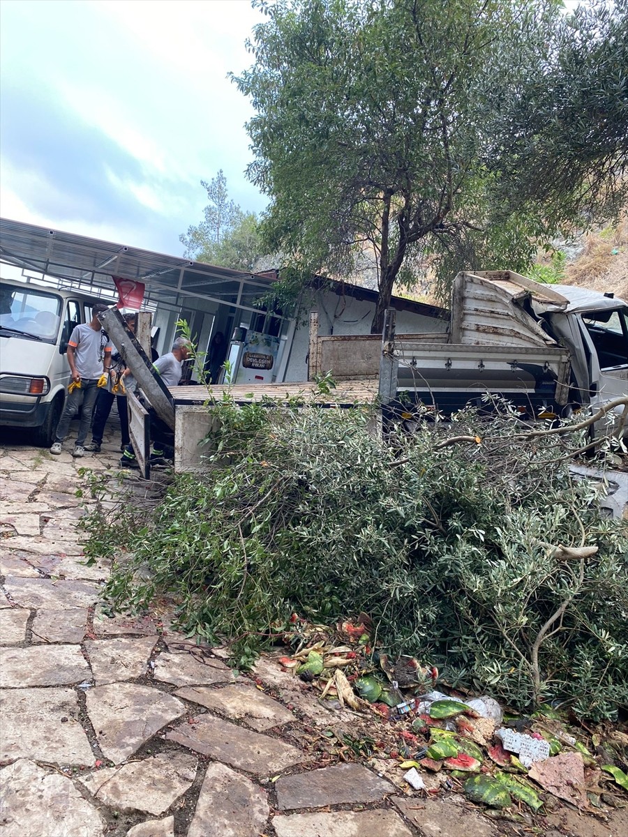 Hatay'ın Belen ilçesinde, freni arızalanan karpuz yüklü kamyonet bir kooperatifin bahçesine...