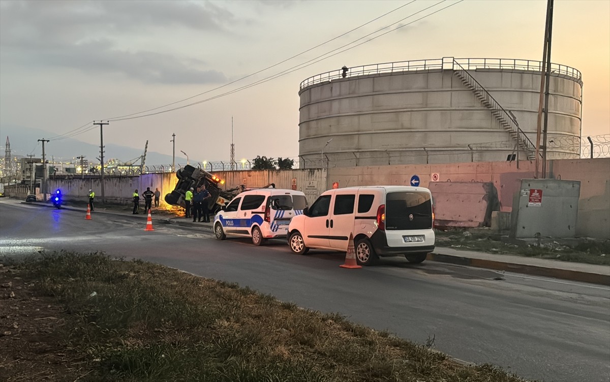 Hatay'ın İskenderun ilçesinde, freninin patlaması nedeniyle kontrolden çıkarak devrilen beton...