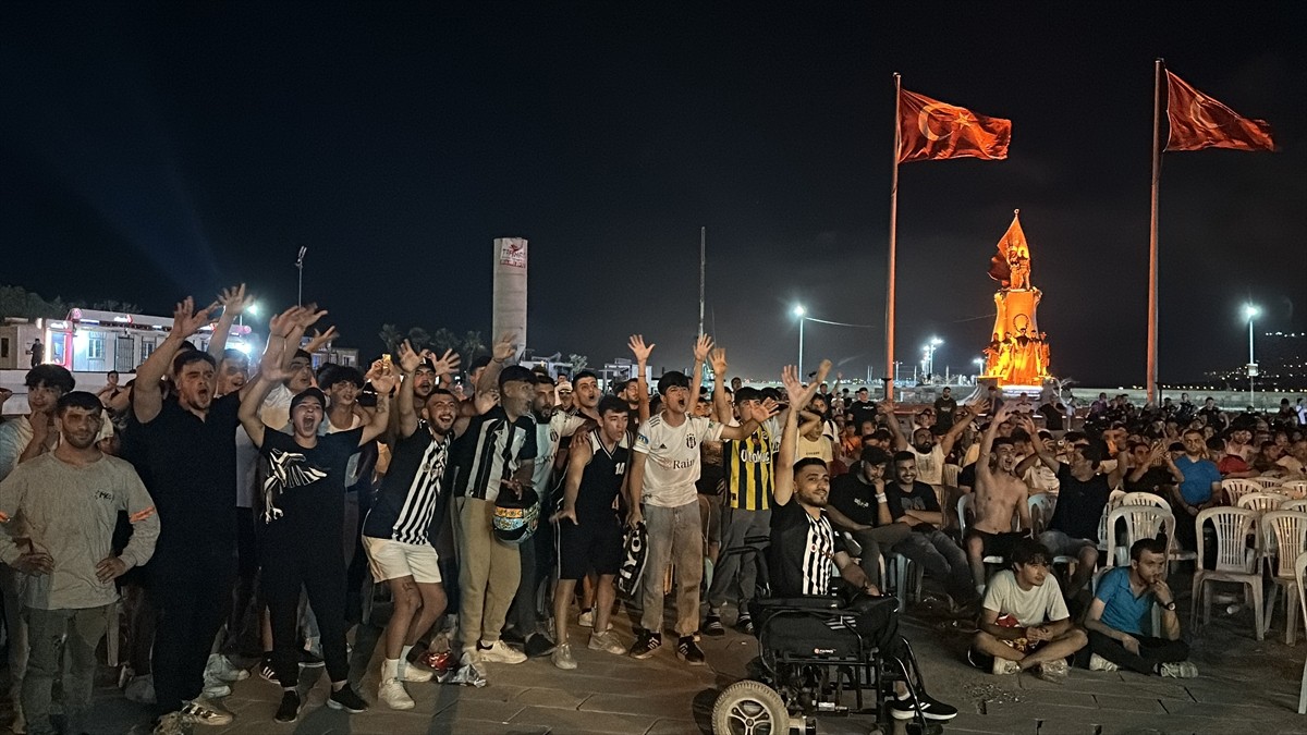 Hatay'ın İskenderun ilçesinde vatandaşlar, Türkiye Süper Kupa mücadelesinde Galatasaray ile...