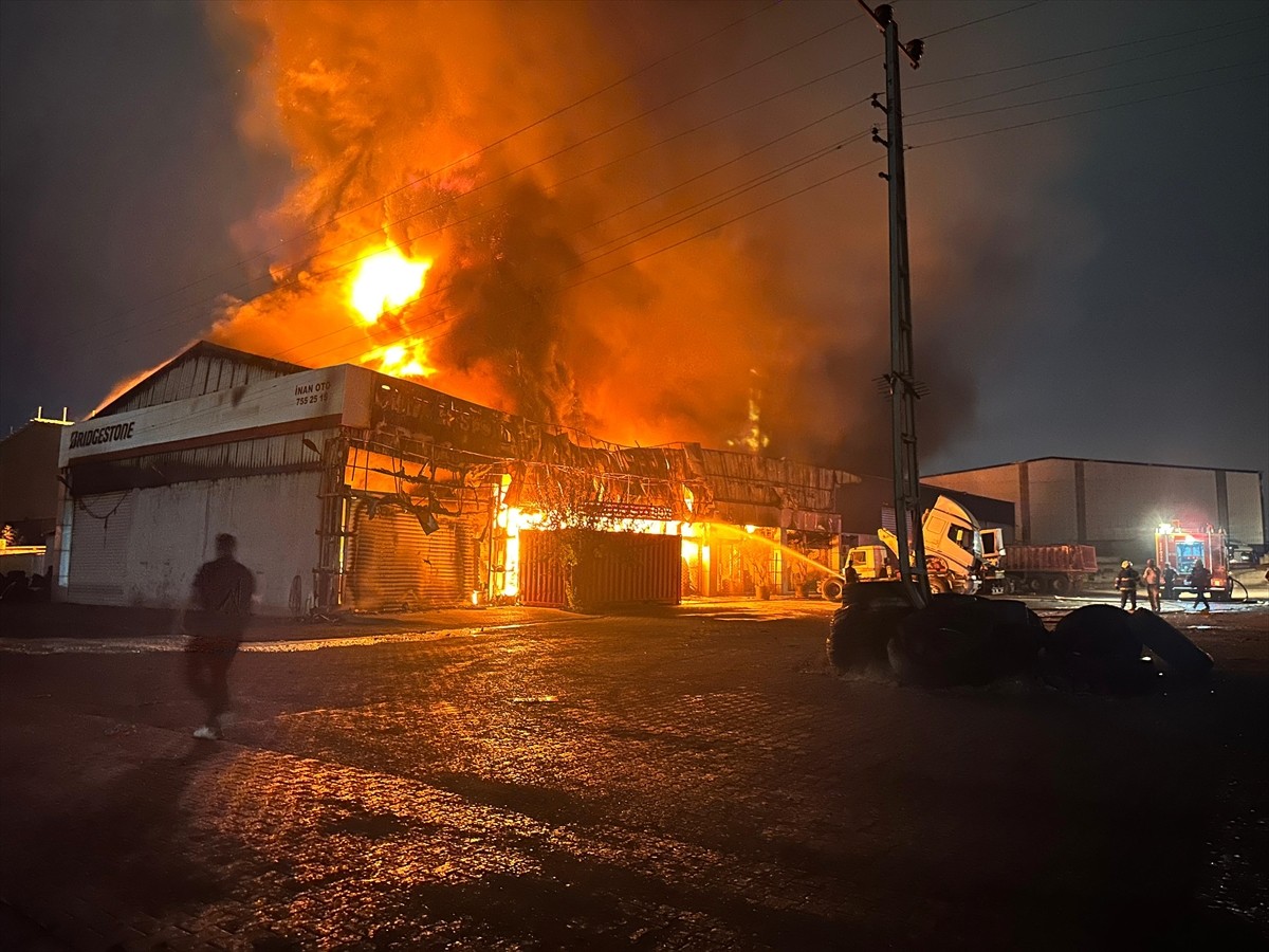 Hatay'ın Payas ilçesinde lastik deposunda çıkan yangına müdahale ediliyor.