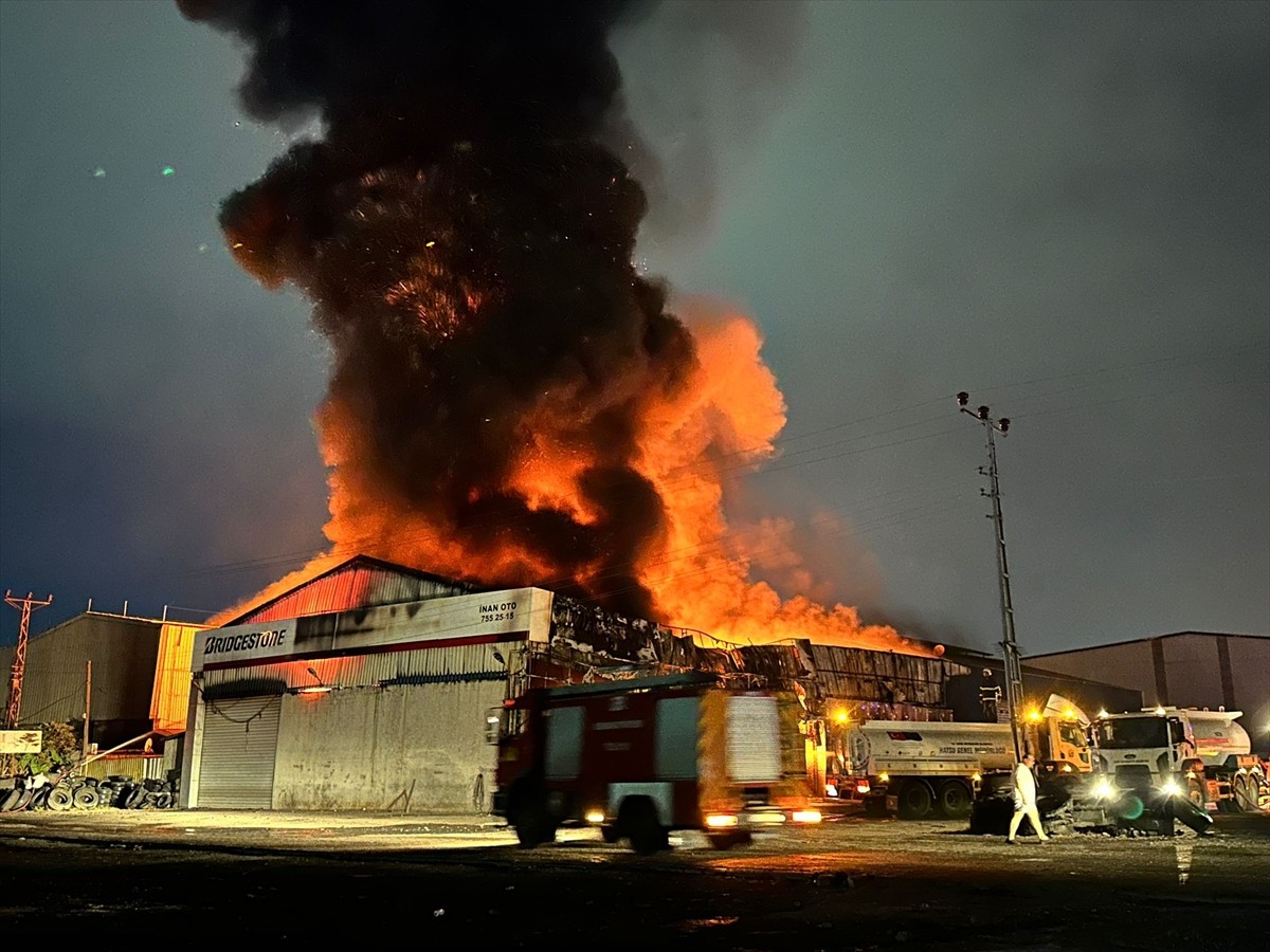 Hatay'ın Payas ilçesinde lastik deposunda çıkan yangına müdahale ediliyor.