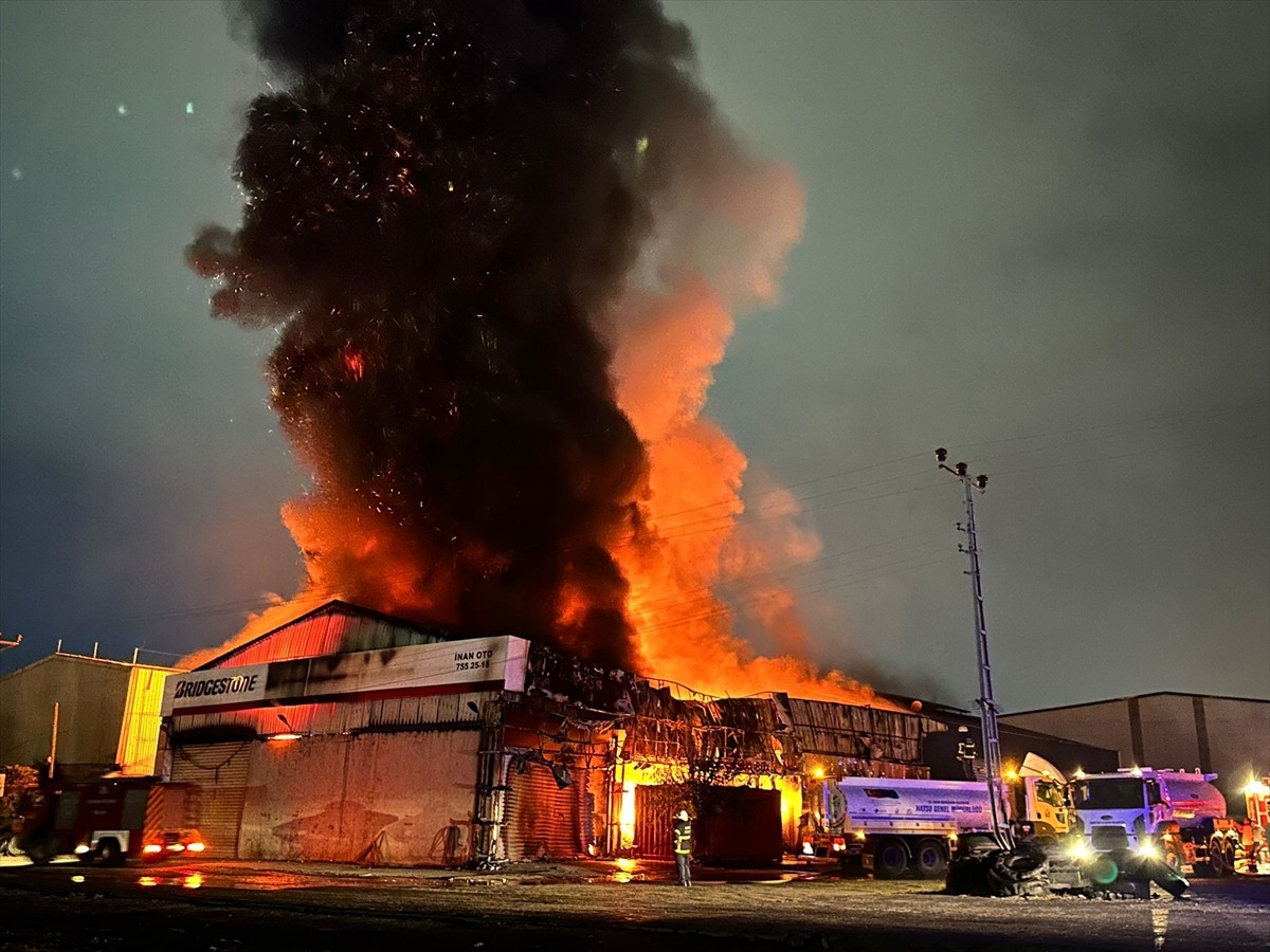Hatay'ın Payas ilçesinde lastik deposunda çıkan yangına müdahale ediliyor.