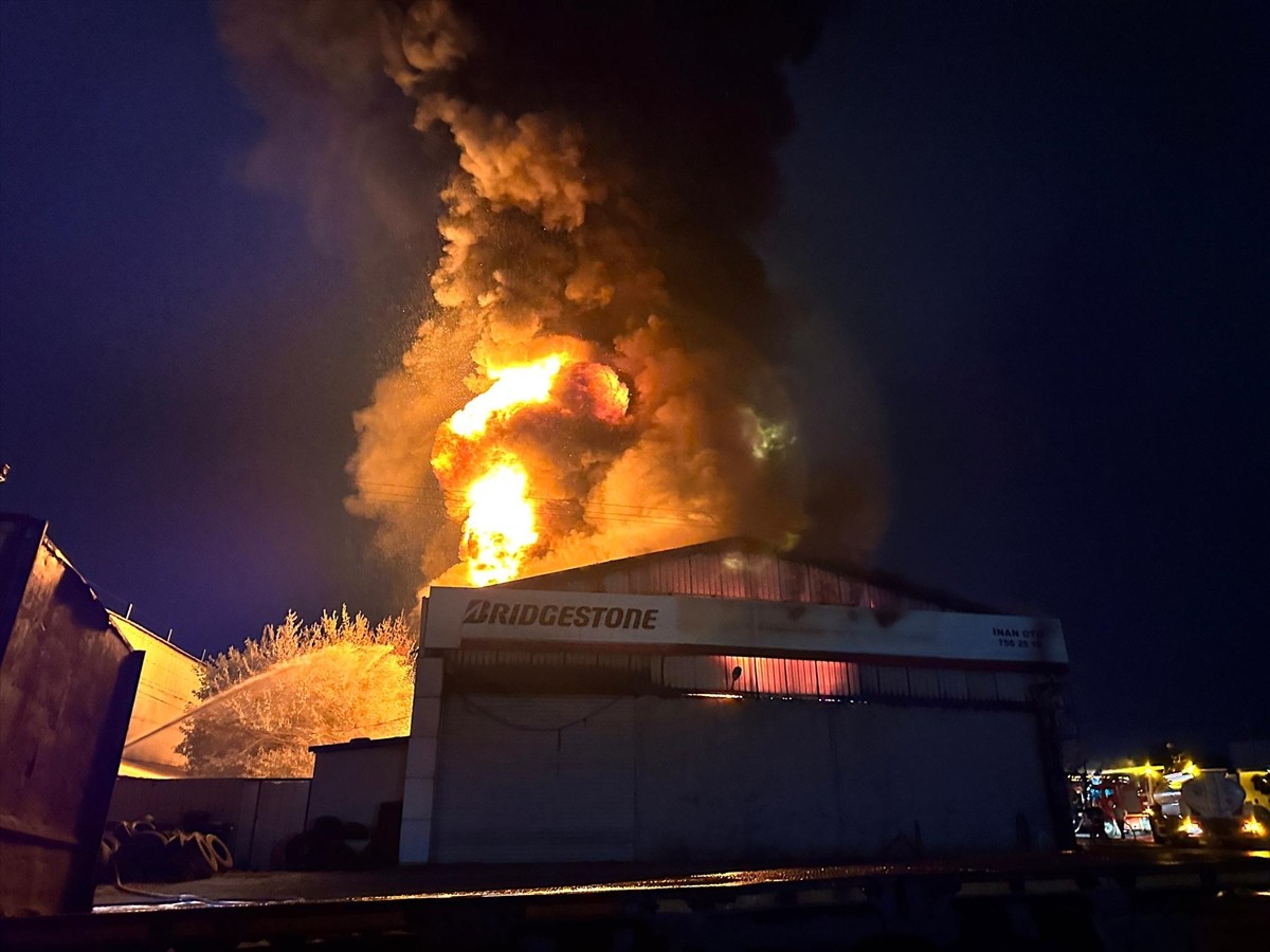 Hatay'ın Payas ilçesinde lastik deposunda çıkan yangına müdahale ediliyor.