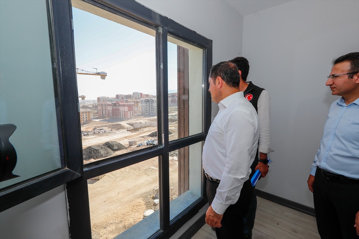 Hatay Valisi Mustafa Masatlı (ortada), Toplu Konut İdaresi Başkanlığınca (TOKİ) inşa edilen deprem...